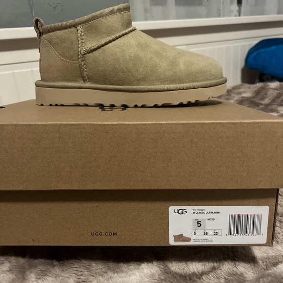 UGGS Ultra Mini - Picture 3 of 5